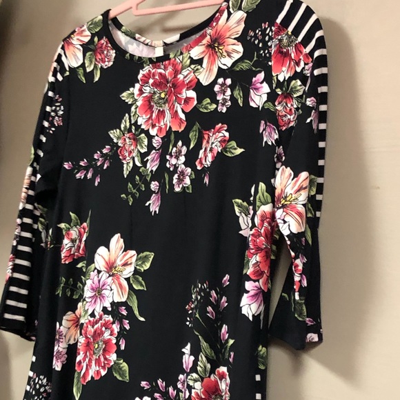 Black Floral 3/4 Sleeve Plus Soft Pocket Tunic! - Picture 11 of 16